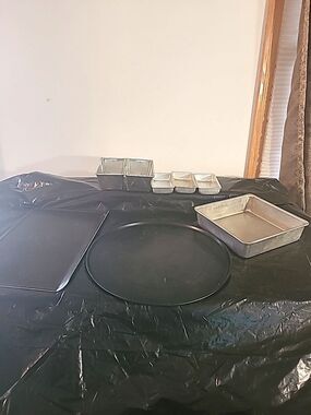 Mics Set Bakeware, Pizza &cookie Sheets, 2  Sm Loaf Pans, 3 Xsm Aln Pans, 1 Sq